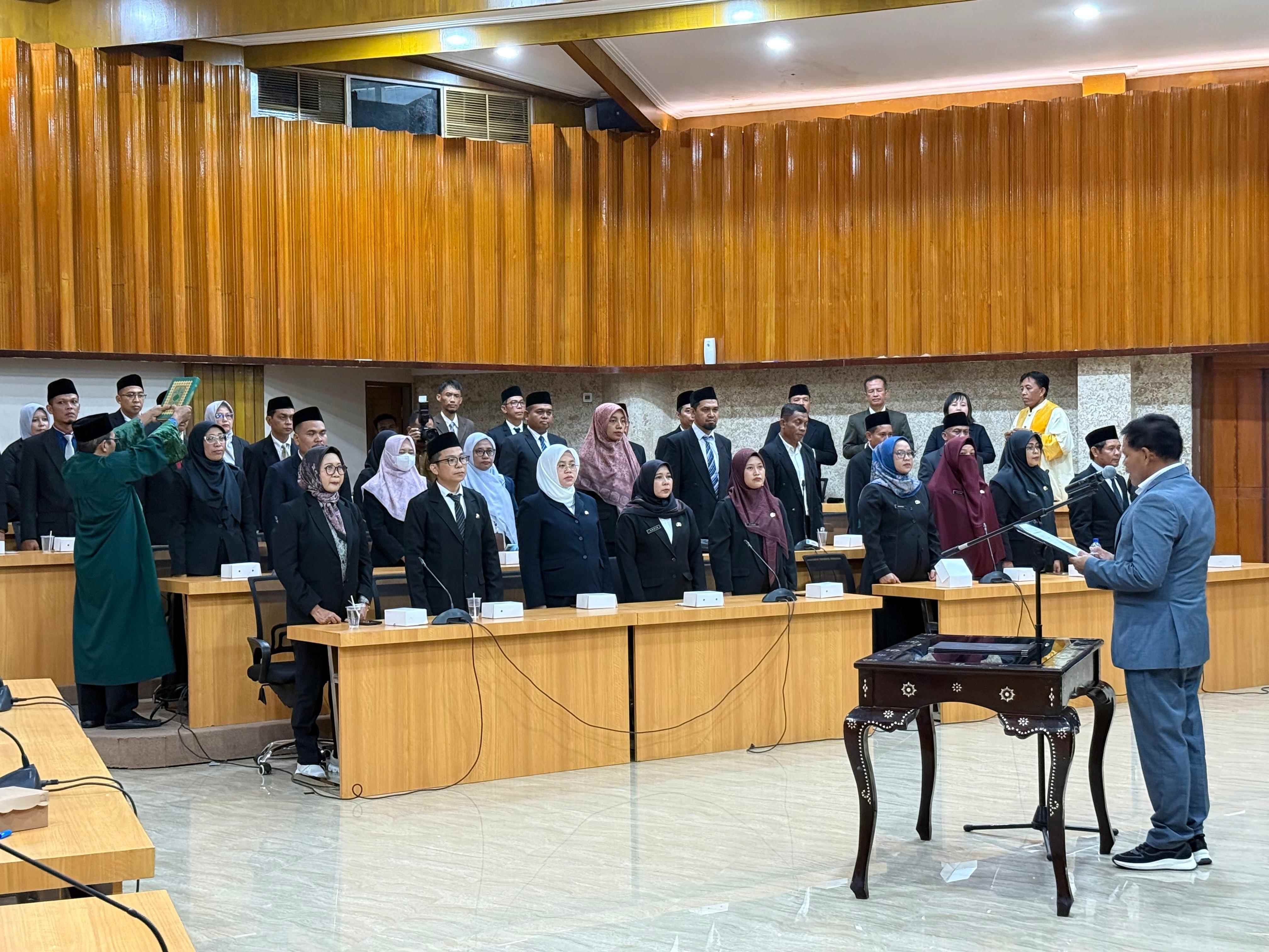 Pj Sekda NTB Lalu Mohammad Faozal melantik dan mengambil sumpah 40 pejabat fungsional lingkup Pemprov NTB, di gedung Sangkareang, Kantor Gubernur NTB, Senin (10/11).