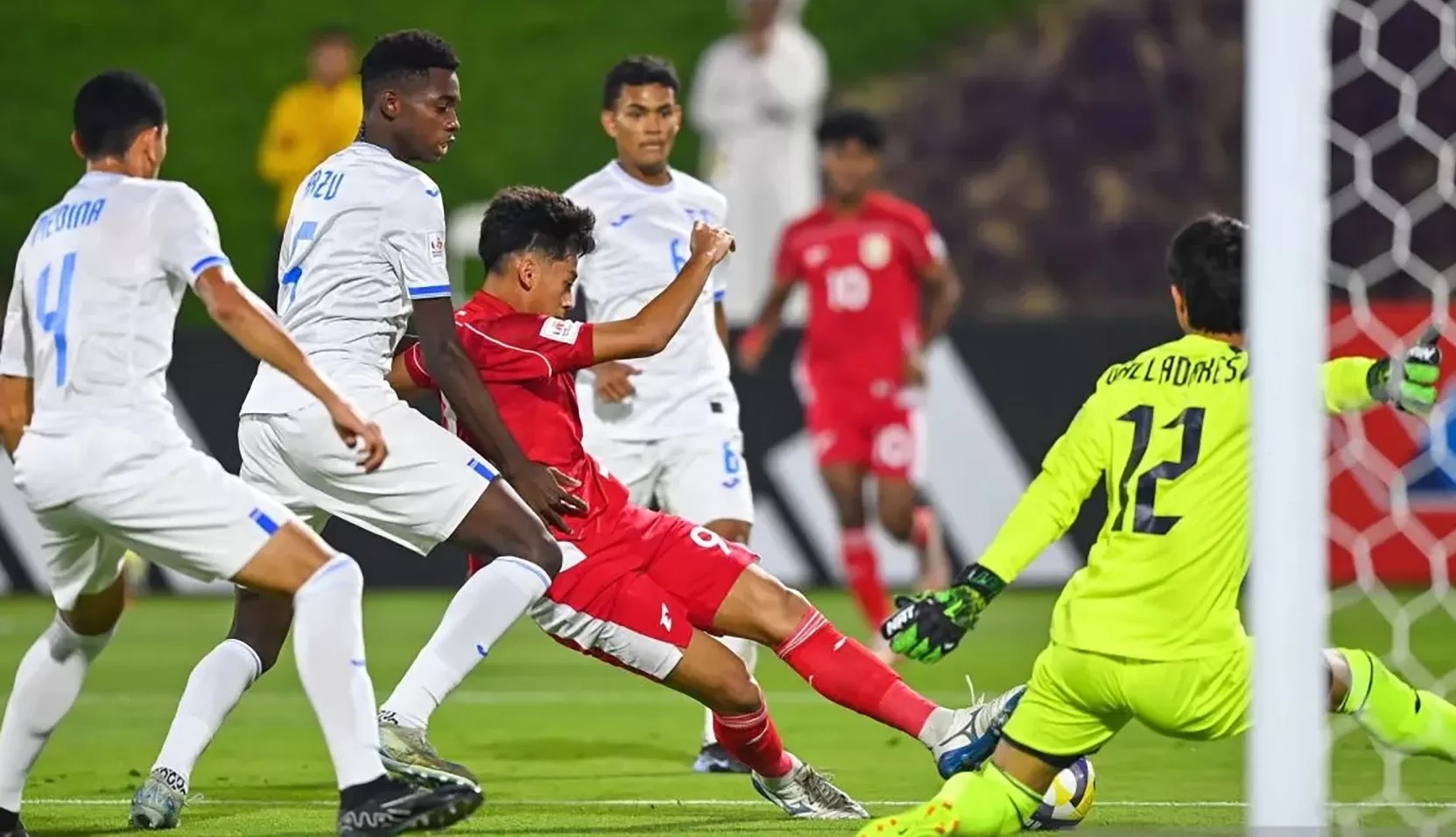 Timnas Indonesia U-17 Timnas saat melawan Honduras U-17 pada laga Grup H Piala Dunia U17 2025 di Lapangan 2 Aspire Zone, Doha, Qatar, Senin (10/11). (Bayu Pratama S/Antara)