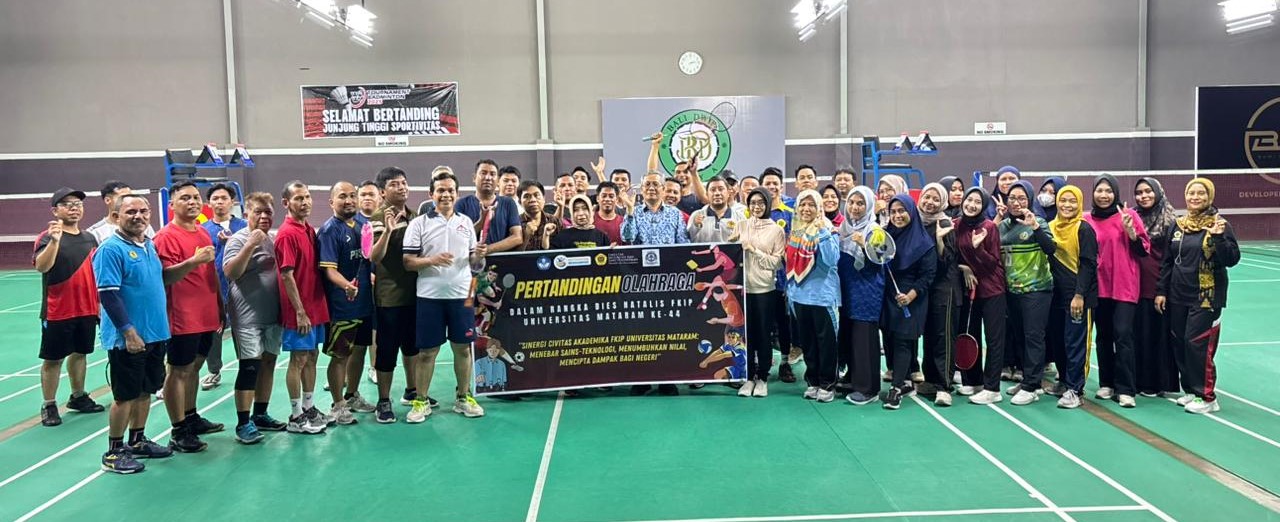 Dosen dan Tendik FKIP Unram foto bersama usai bertanding di Wawa Arena Sport Mataram, Senin (10/11). Semarak turnamen Bulutangkis Dies Natalis ke-44 FKIP Unram adu sportivitas di Wawa Arena.