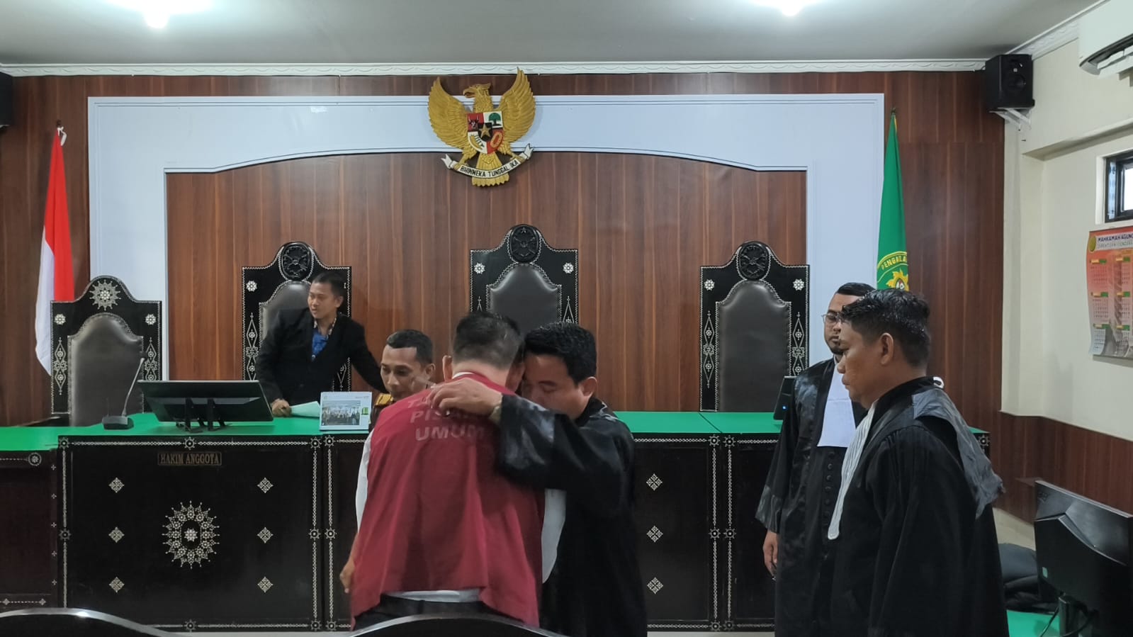 LANJUTAN SIDANG: Terdakwa Kompol Yogi bersalaman dengan penasihat hukumnya usai sidang di PN Mataram, Senin (10/11).