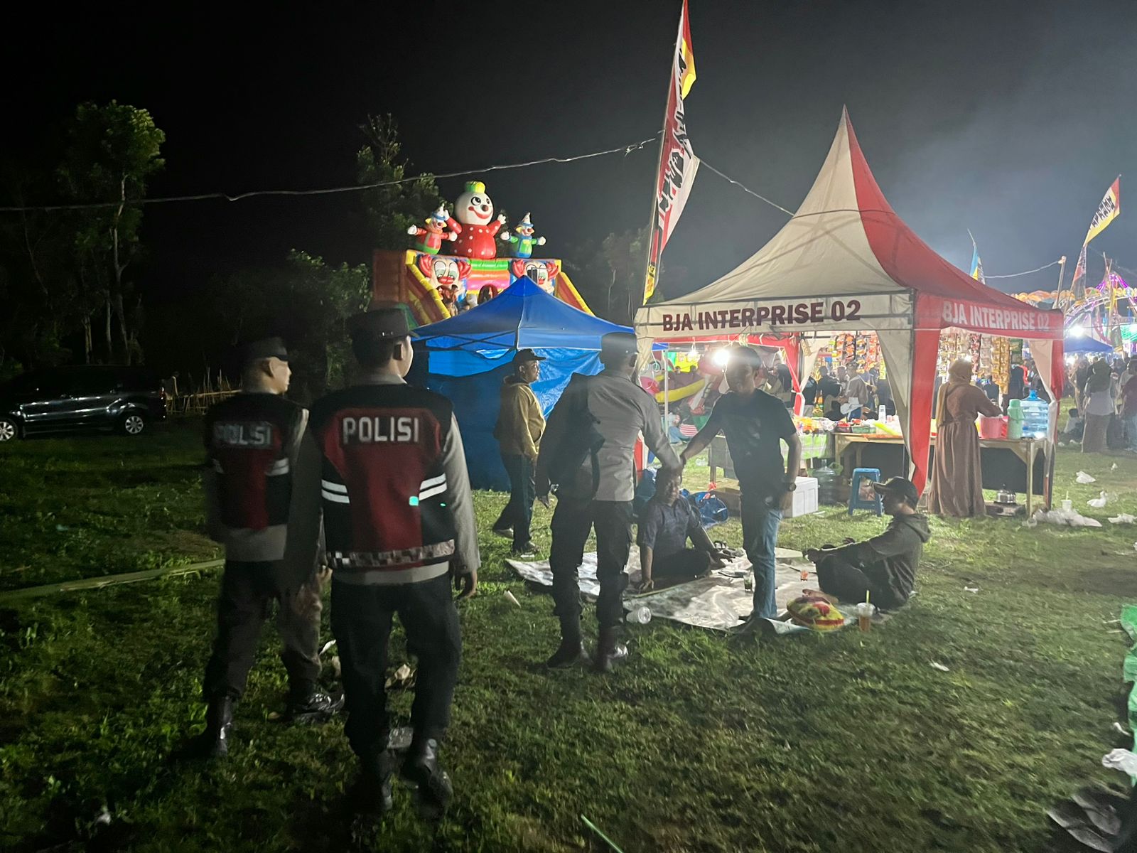 JAGA KAMTIBMAS: Personel Polsek Bayan melakukan pengamanan dan monitoring di pasar malam Desa Mumbul Sari