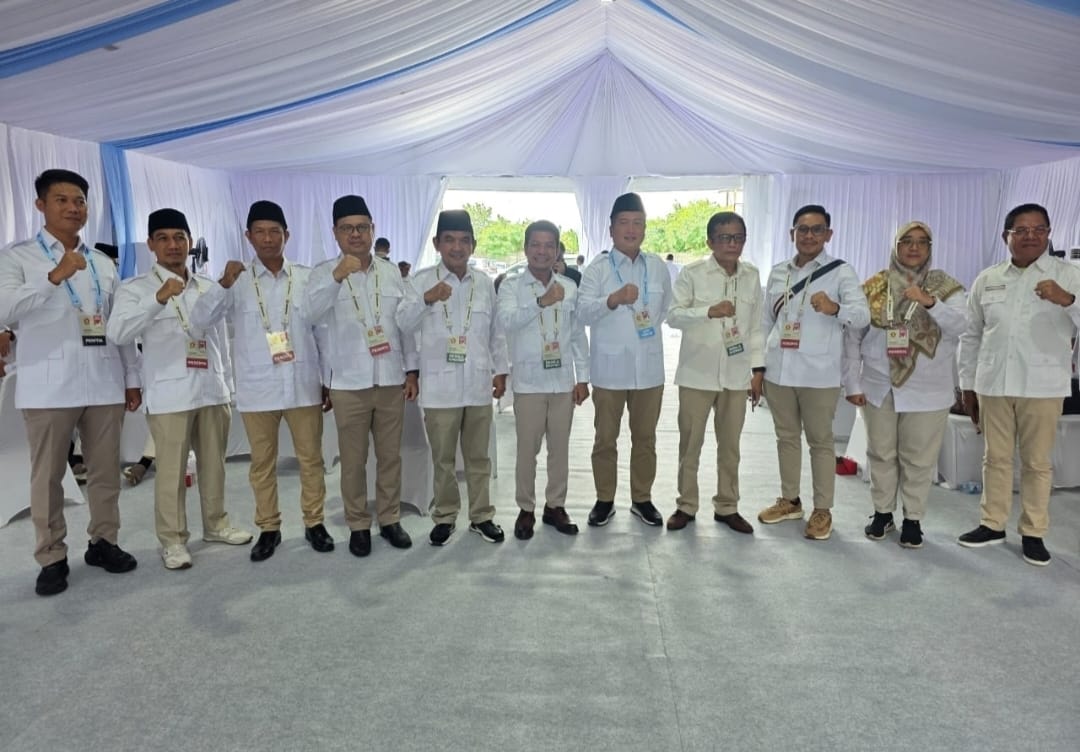 DAPAT PESAN PRESIDEN:Wakil Ketua DPRD KLU Hakamah (tiga dari kiri) bersama kepala daerah dan pimpinan dewan dari kader Partai Gerindra. Tampak Gubernur Lalu Muhamad Iqbal  (lima dari kanan)