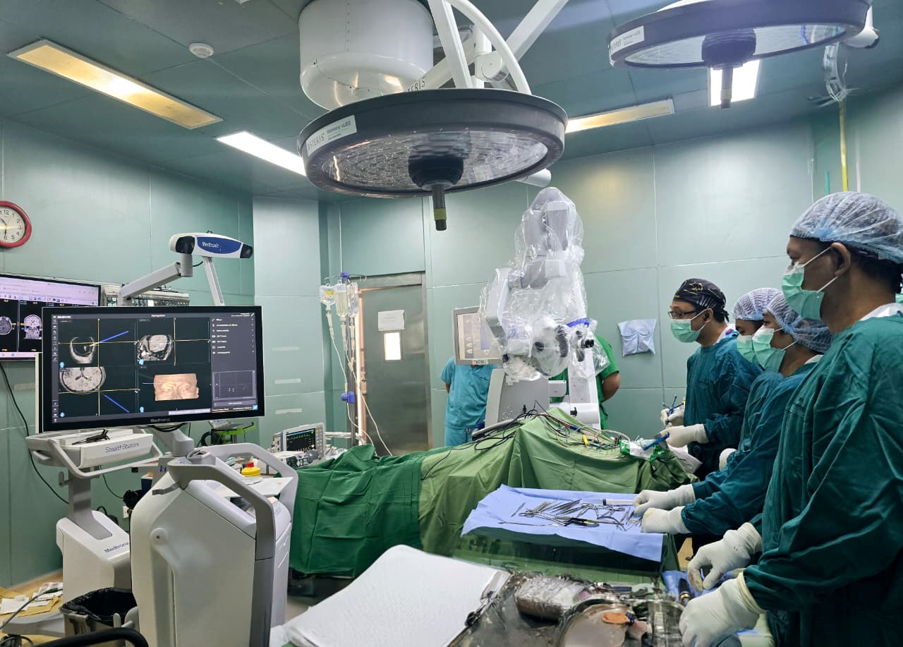 SUKSES: Tim Bedah Saraf RSUD NTB bersama FKIK Unram saat melakukan operasi craniotomy eksisi tumor otak.