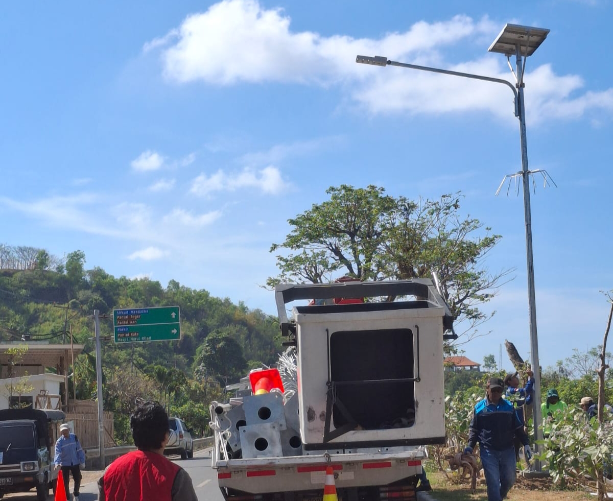 Proses pemasangan PJU tenaga surya di jalan bypass dekat Sirkuit Mandalika, Lombok Tengah.