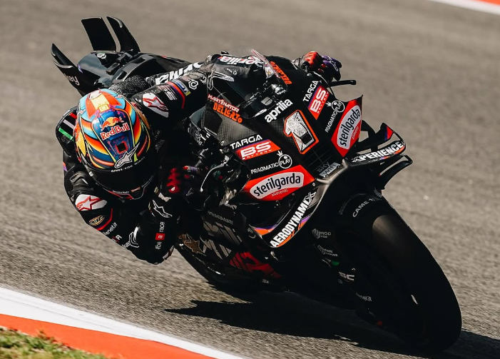 Jorge Martin siap comeback di MotoGP Valencia 2025 usai cedera tulang selangka. Aprilia Racing pastikan sang juara dunia kembali balapan!