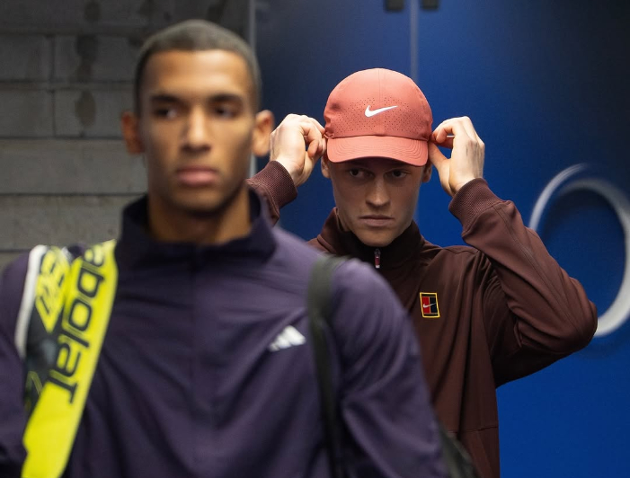 annik Sinner kalahkan Felix Auger-Aliassime yang cedera di Nitto ATP Finals 2025, buka peluang rebut gelar dan kejar posisi No.1 dunia.