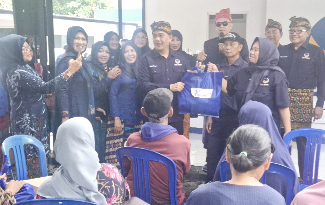 Pengurus dan kader DPW NasDem NTB membagikan paket sembako ke masyarakat dalam puncak HUT ke-14 pada Selasa (11/11).