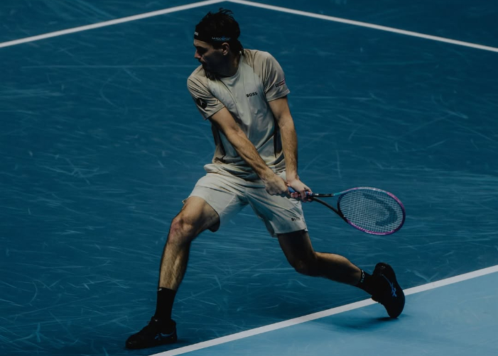 Taylor Fritz kalahkan Lorenzo Musetti di debut Nitto ATP Finals 2025 Turin, tampil dominan dan perkuat peluang bersaing di grup Jimmy Connors.