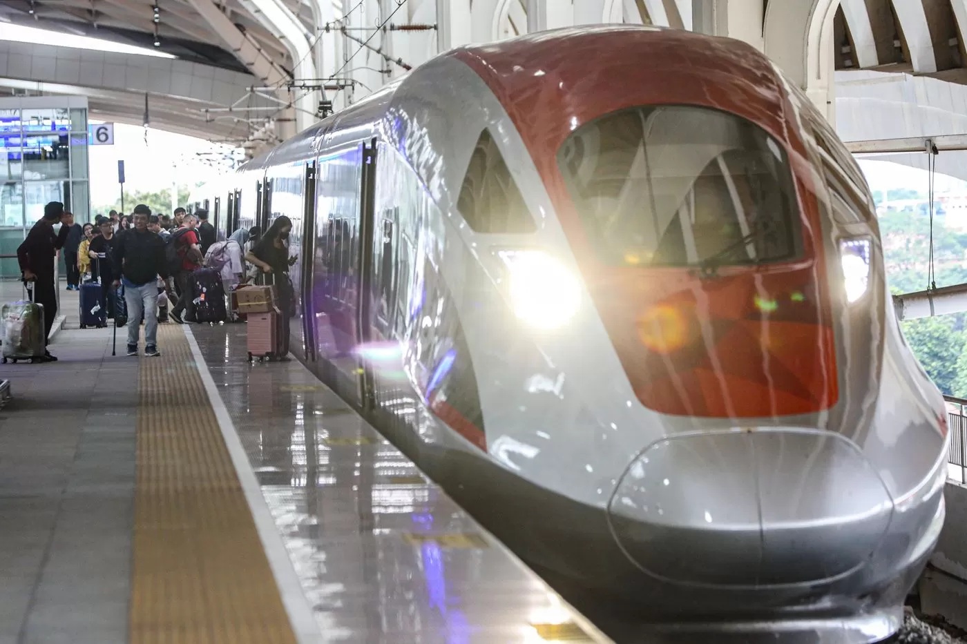 Kereta cepat Jakarta-Bandung alias whoosh.