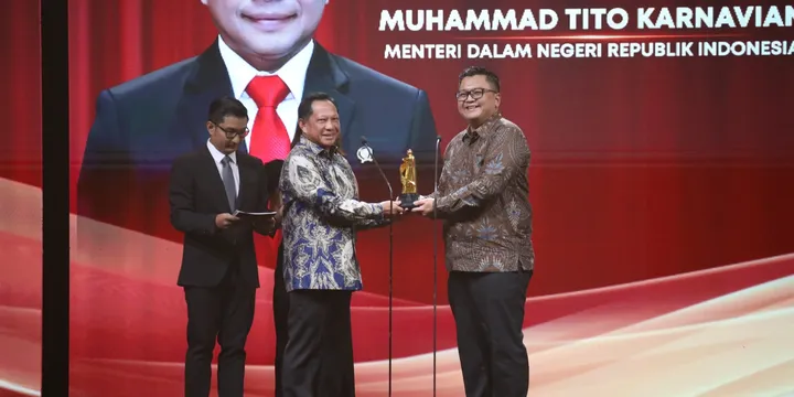 Mendagri Tito raih penghargaan Distinguished Leadership in Home Affairs di ajang Indonesia Kita Award 2025.