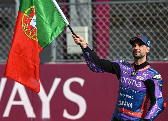 Miguel Oliveira akhiri karir MotoGP dengan perpisahan emosional di GP Portugal. Air mata, keluarga, dan tepuk tangan jadi penutup indahnya.
