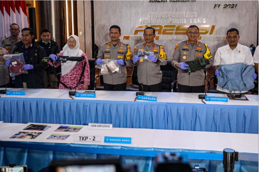 PAPARKAN: Kapolda Metro Jaya Irjen Pol. Asep Edi Suheri (tengah) bersama sejumlah jajaran terkait menyampaikan keterangan terkait ledakan bom di SMAN 72 Jakarta pada konfrensi pers di gedung Promoter.
