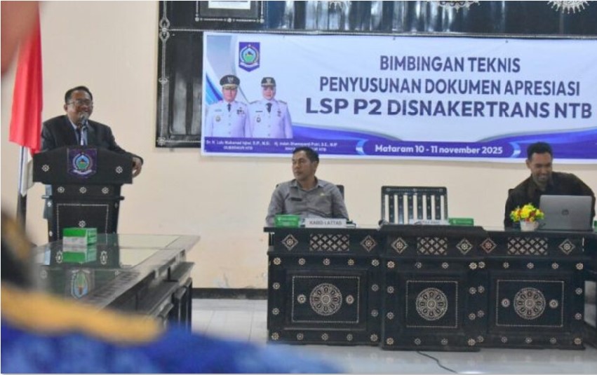 SAMBUTAN: Plt Kepala Disnakertrans NTB Muslim menyampaikan sambutan saat Bimtek Penyusunan Dokumen Apresiasi LSP P2 di Aula Disnakertrans NTB, Selasa (11/11).