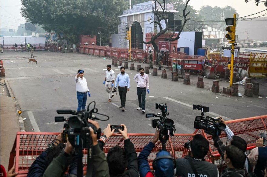 SELIDIKI: Para ahli forensik memeriksa lokasi ledakan di dekat benteng Red Fort, kawasan tua New Delhi (Delhi Lama), India, Selasa (11/11).