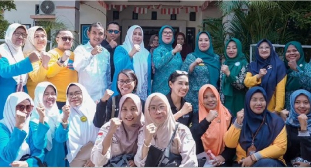 STUNTING: Wagub NTB Indah Dhamayanti Putri bersama Ketua TP PKK NTB Sinta Agathia saat pemberian nutrisi dalam rangka pencegahan stunting di Sumbawa, beberapa waktu lalu.