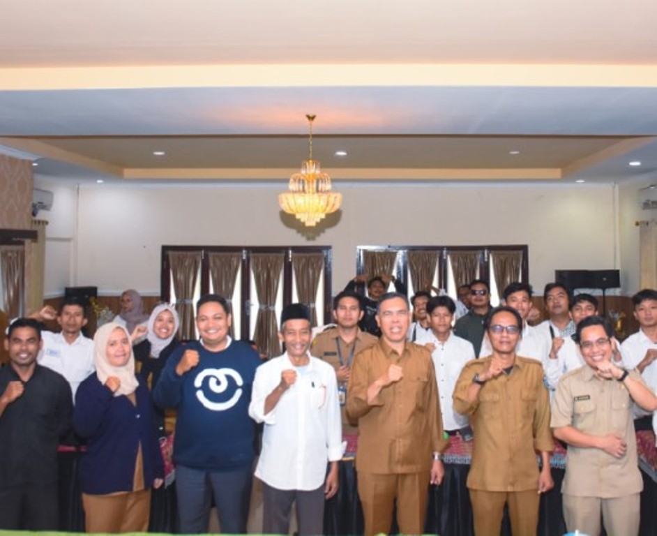 PELATIHAN JURNALISTIK: Kepala Diskominfotik Yusron Hadi (lima dari kanan) bersama peserta pelatihan jurnalistik yang digelar Bidang IKP Diskominfotik NTB di Aula Nirwana Waterpark.