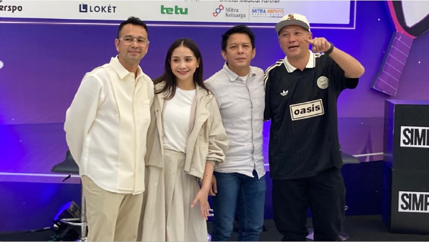 SPORTAINMENT: Dari kiri, Raffi Ahmad, Nagita Slavina, Ariel NOAH, dan Gading Marten, setelah konferensi pers Padel Wars di kawasan Jakarta Selatan, Senin (10/11).
