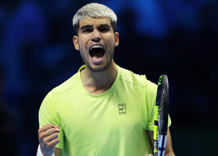 Carlos Alcaraz bangkit kalahkan Taylor Fritz di Nitto ATP Finals 2025, selangkah lagi kunci peringkat 1 dunia PIF ATP Rankings di Turin.