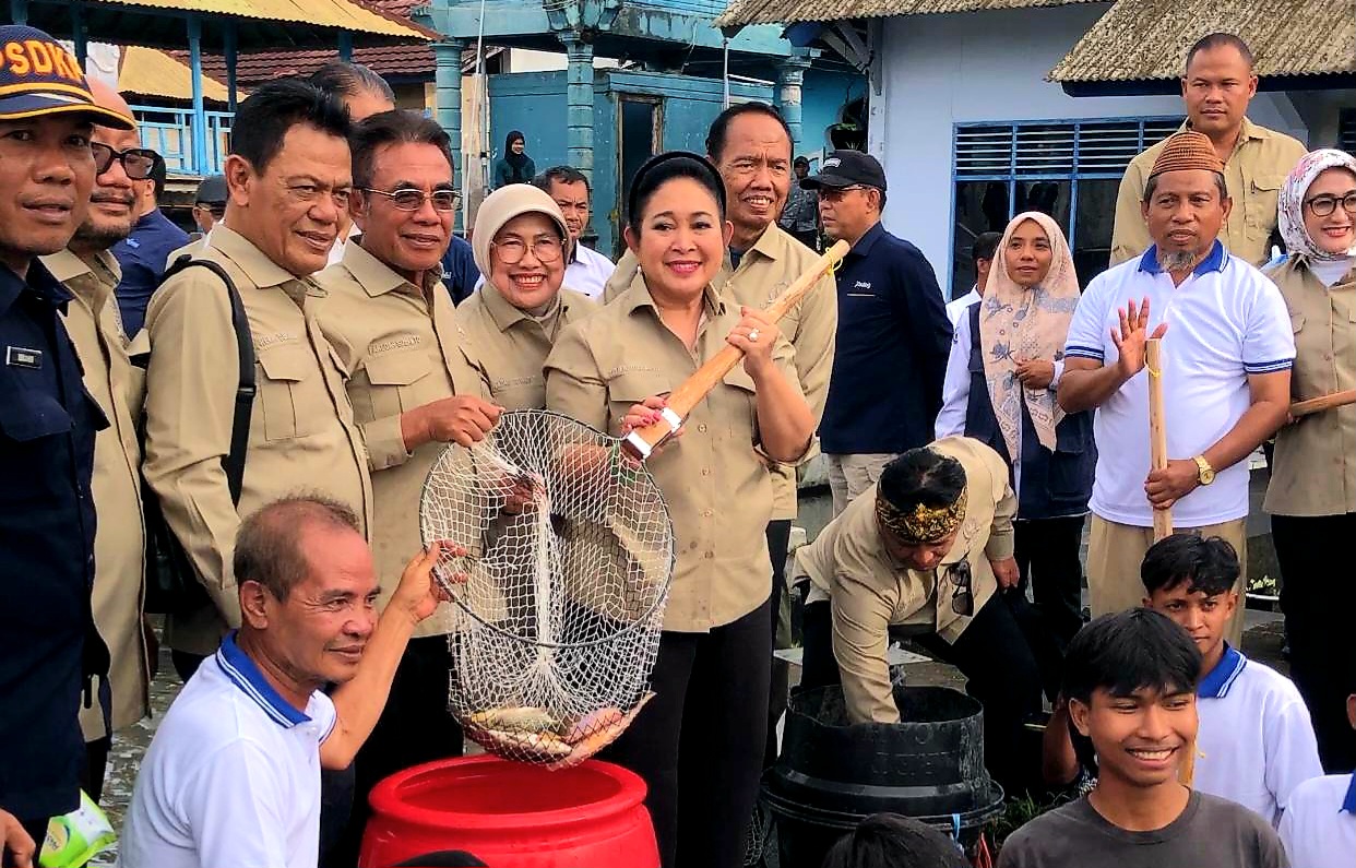 ANTUSIAS: Ketua Komisi IV DPR RI Titiek Soeharto saat berkunjung ke Balai Benih Ikan Provinsi NTB di Desa Batu Kumbung, Kecamatan Lingsar, Lombok Barat, Selasa (11/11).
