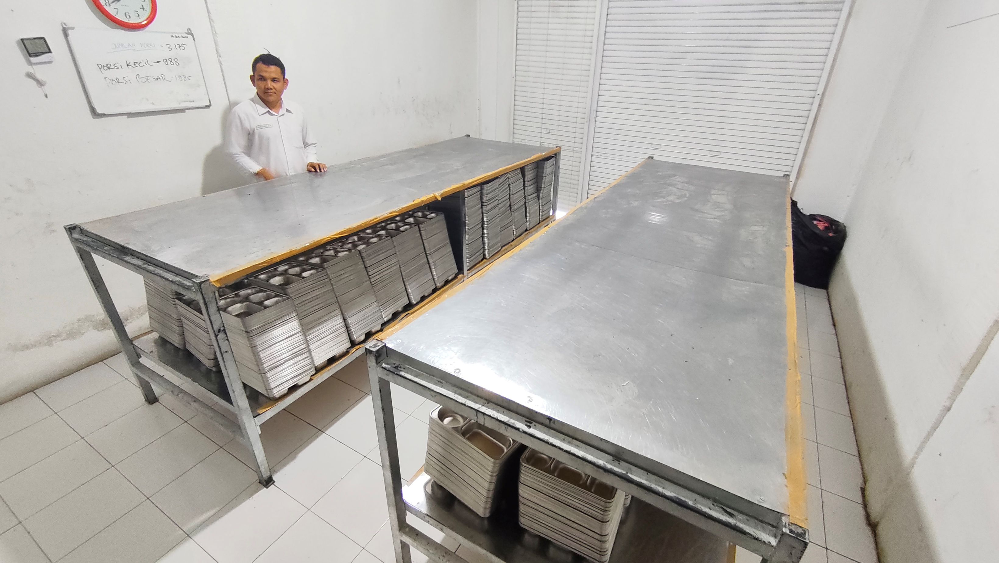 Fakhrurrozi menunjukkan kondisi dapur MBG di SPPG Lombok Tengah Praya Aikmual, di Desa Aikmual, Praya, Lombok Tengah, Selasa (11/11). Dapur ini tidak salurkan paket MBG selama dua minggu.