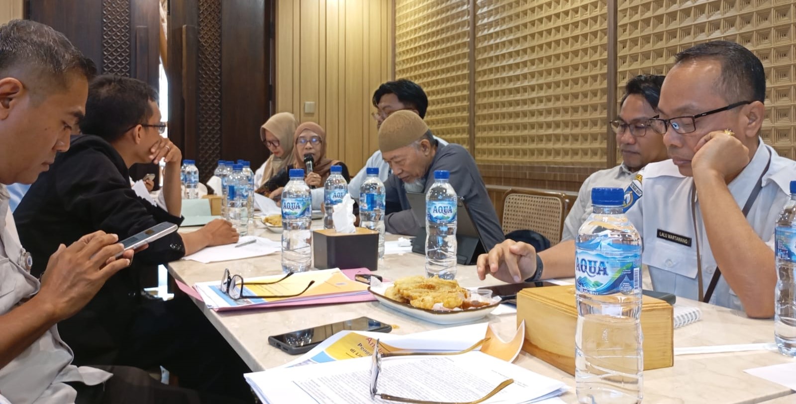 Asisten I Setda Kota Mataram H Lalu Martawang (pakai kacamata) bersama sejumlah kepala dinas dan praktisi pendidikan pada Rembuk Pendidikan di Restoran Omah Cobek, Rabu (12/11).