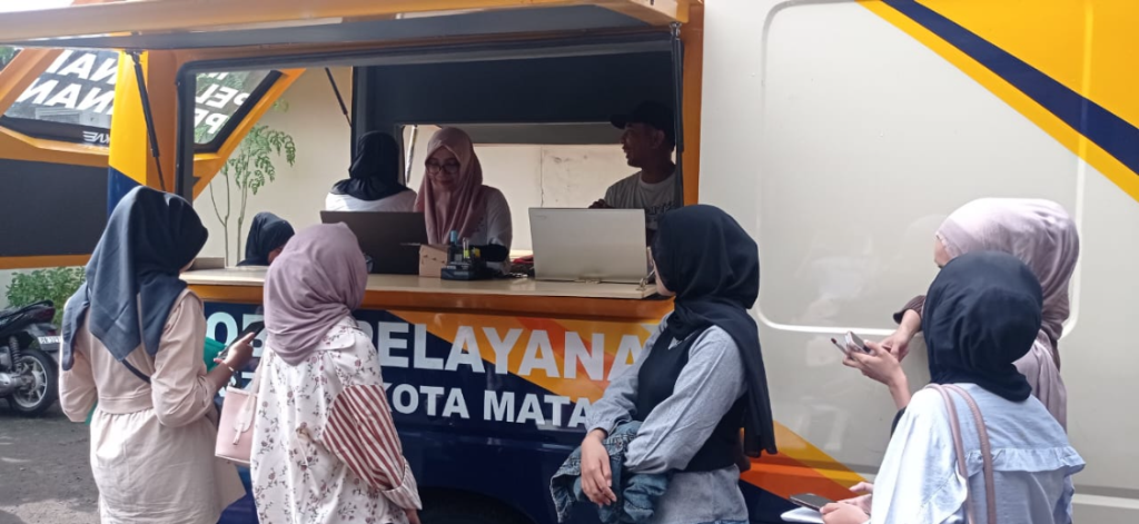 LAYANAN MERAKYAT: Mobil milik DPMPTSP Kota Mataram yang tengah memberikan layanan NIB pada warga, beberapa waktu lalu.
