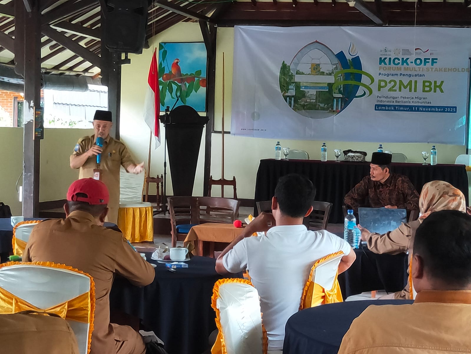 Suroto Kepala Disnakertrans Lotim saat memberikan materi pada acara Kickoff Meeting Multi Stakeholder Program Penguatan Perlindungan Pekerja Migran Indonesia Berbasis Komunitas, Selasa (11/11).