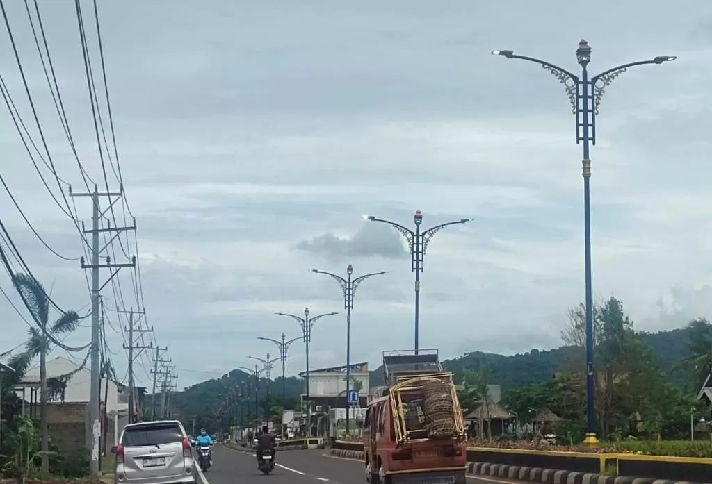 MASIH DIBAHAS: Deretan PJU di sepanjang jalan Raya Tanjung. Pemda KLU mewacanakan skema KPBU untuk pengadaan PJU