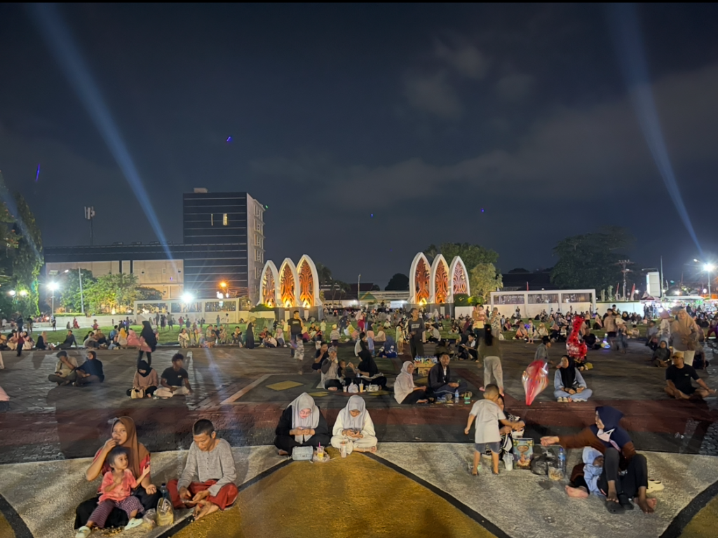 MALAM MINGGUAN: Warga yang memadati taman Sangkareang Kota Mataram pada bulan Desember 2025 nanti akan disuguhkan ragam hiburan dari FFS 2025.