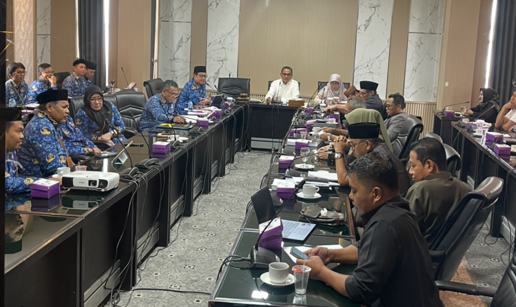BAHAS ANGGARAN: Pertemuan antara Banggar dan TAPD dalam membahas postur RAPBD 2026.