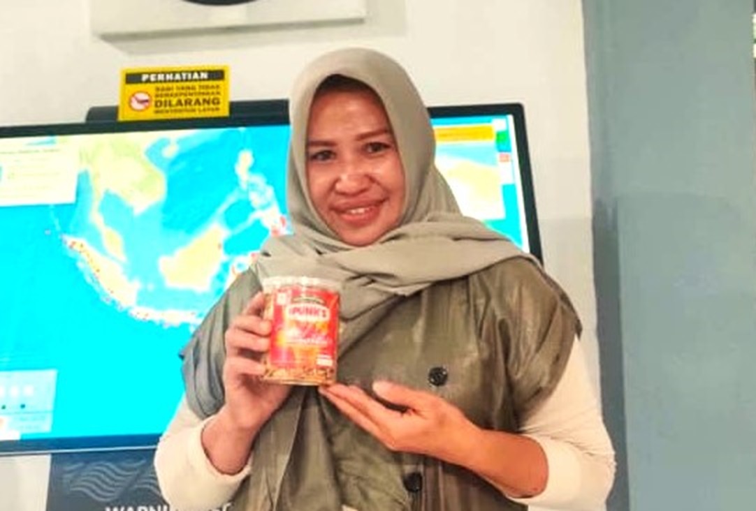 Owner Sambel Gedeng Rabiatul Hadawia alias Bunda Ipunk menunjukkan produk Sambal Kriuk yang mejadi favorit banyak kalangan, beberapa waktu lalu.