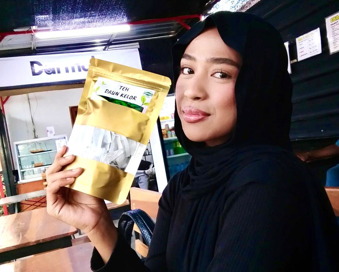 Minuman teh daun kelor Lombok, produk buatan UMKM Desa Prigi, Gerung, Lombok Barat, yang kaya manfaat alami.