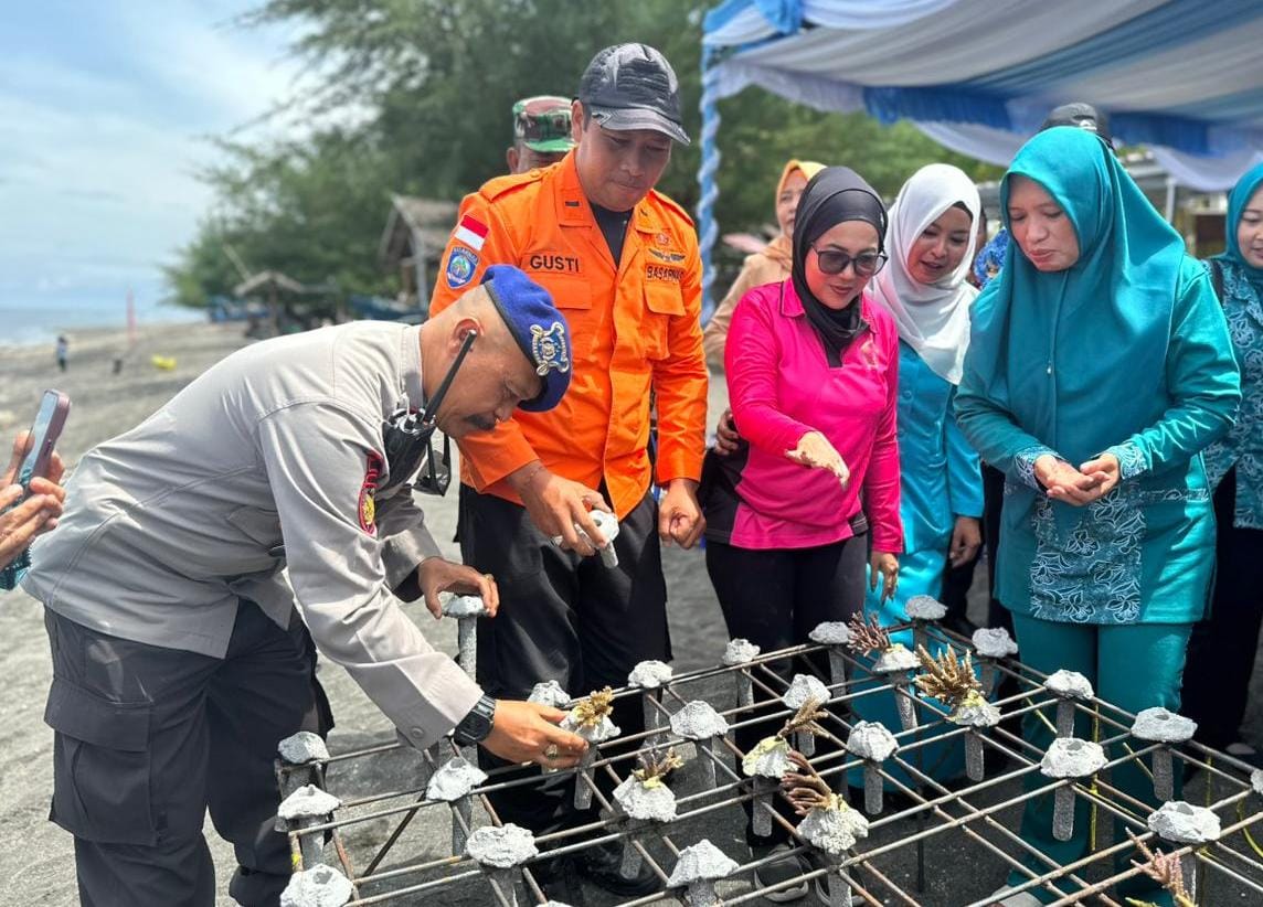 KONSERVASI: Ketua TP PKK KLU Hj. Rohani Najmul Akhyar (kanan) bersama undangan saat penanaman terumbu karang di Pantai Impos