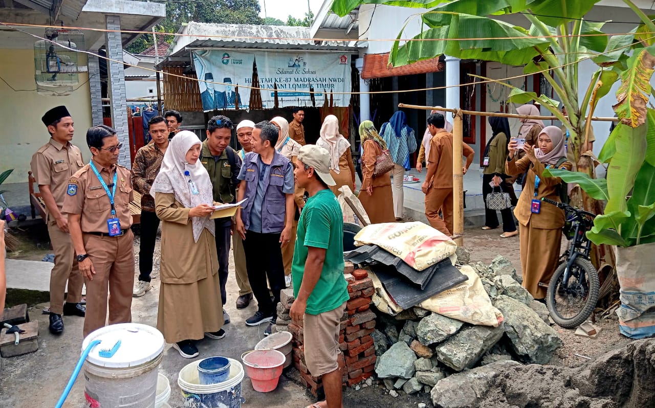 CEK LANGSUNG: Wakil Bupati Lombok Barat Nurul Adha saat meninjau progres pembangunan rumah layak huni di wilayah Gunungsari dan Lingsar, Selasa (11/11).