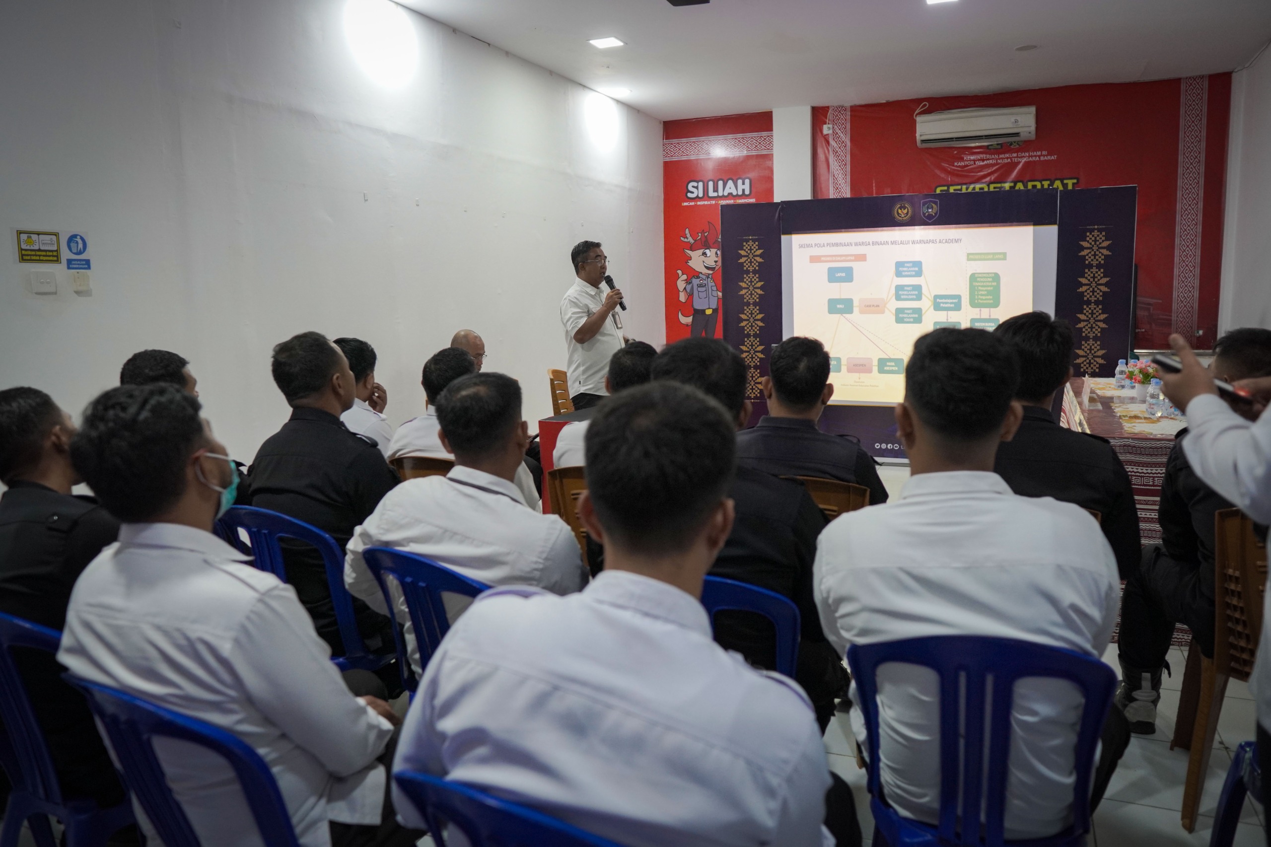 BERI PEMAHAMAN: Sosialisasi WARNAPAS Academy digelar di Lapas Kelas IIA Lobar, Selasa (11/11).