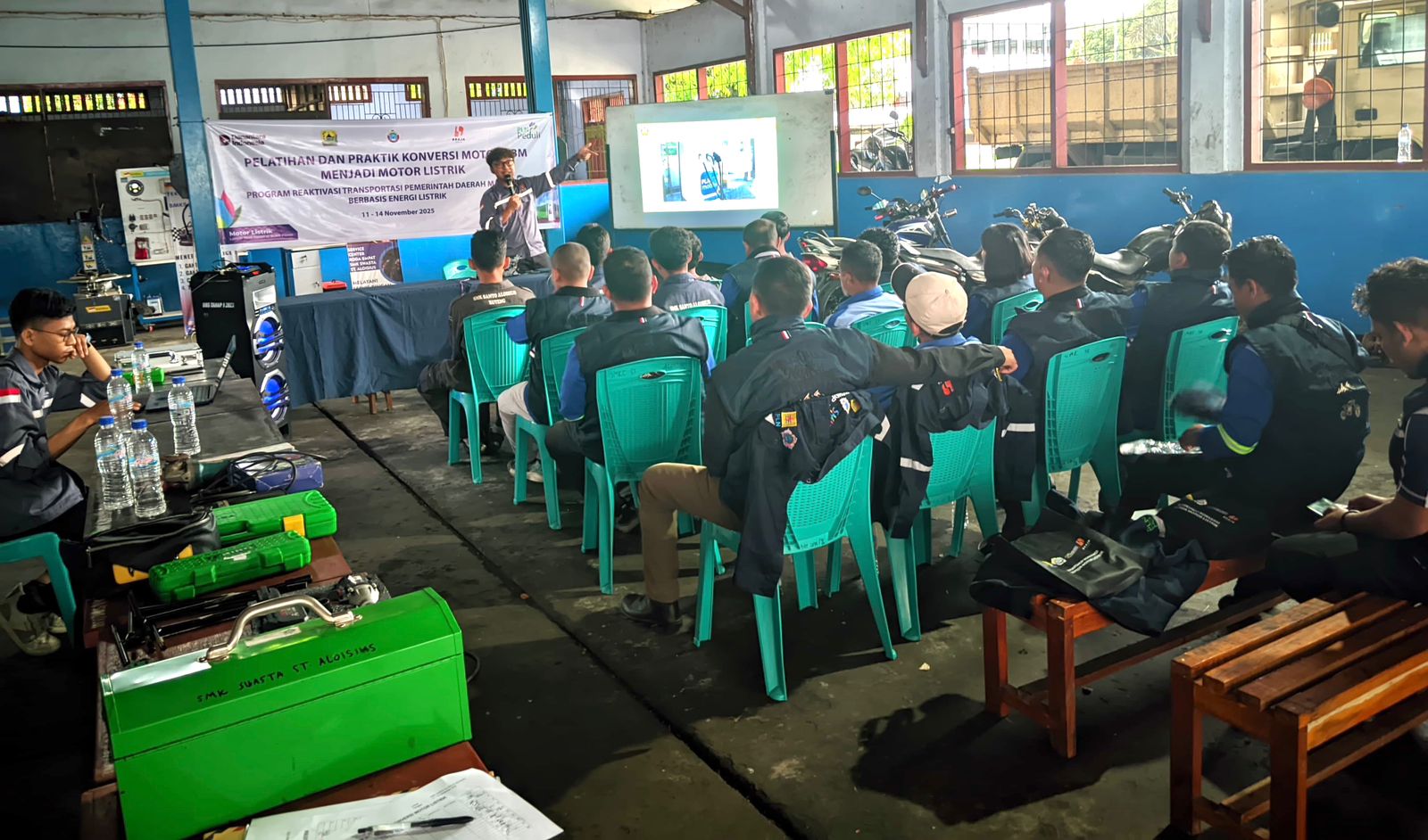 Siswa dan Guru SMK Santo Aloisius mendapatkan pelatihan motor konversi dari PT Braja Elektrik Motor.