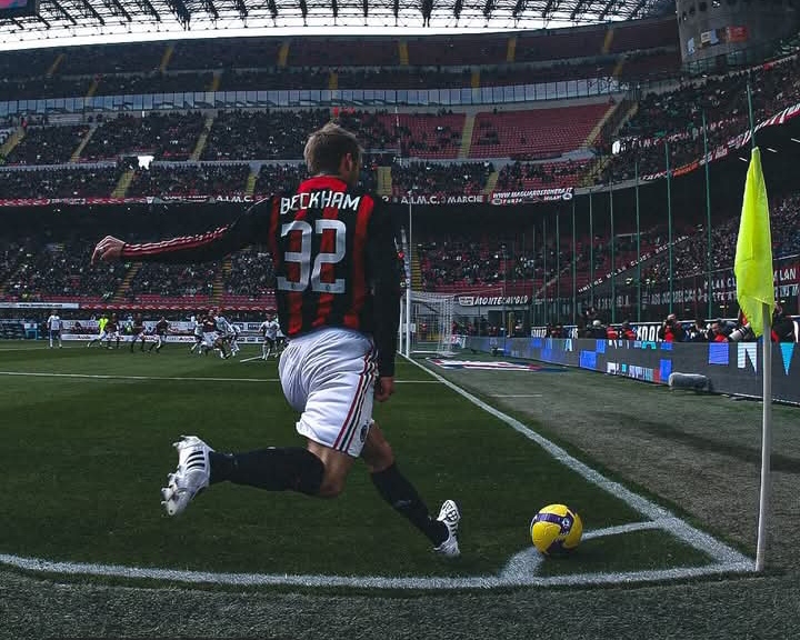 David Beckham, mantan pemain AC Milan dalam sebuah foto ikonik tendangan bebas di San Siro. 