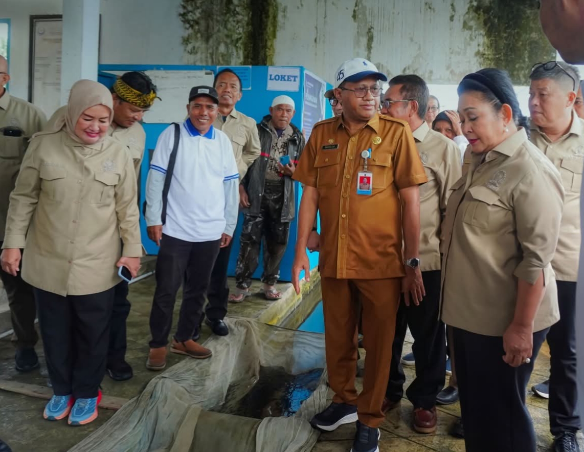 Ketua Komisi IV DPR RI Titiek Soeharto Prabowo berbincang dengan Kepala Dislutkan NTB Muslim saat meninjau BBI Batu Kumbung, Kecamatan Lingsar, Lobar, beberapa hari lalu.