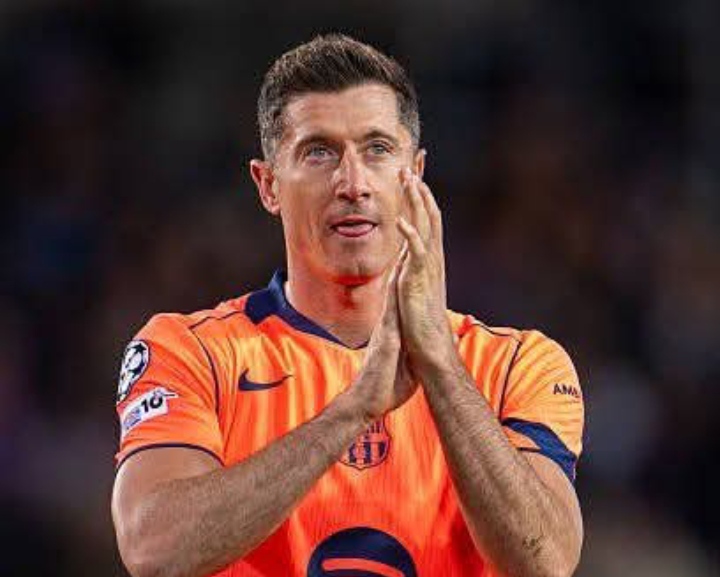 Robert Lewandowski, pemain Barcelona yang dikaitkan dengan AC Milan.