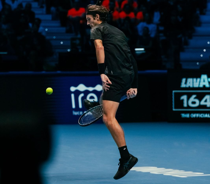 Lorenzo Musetti bangkit dramatis kalahkan Alex de Minaur di Nitto ATP Finals 2025 Turin, hidupkan asa lolos ke semifinal.