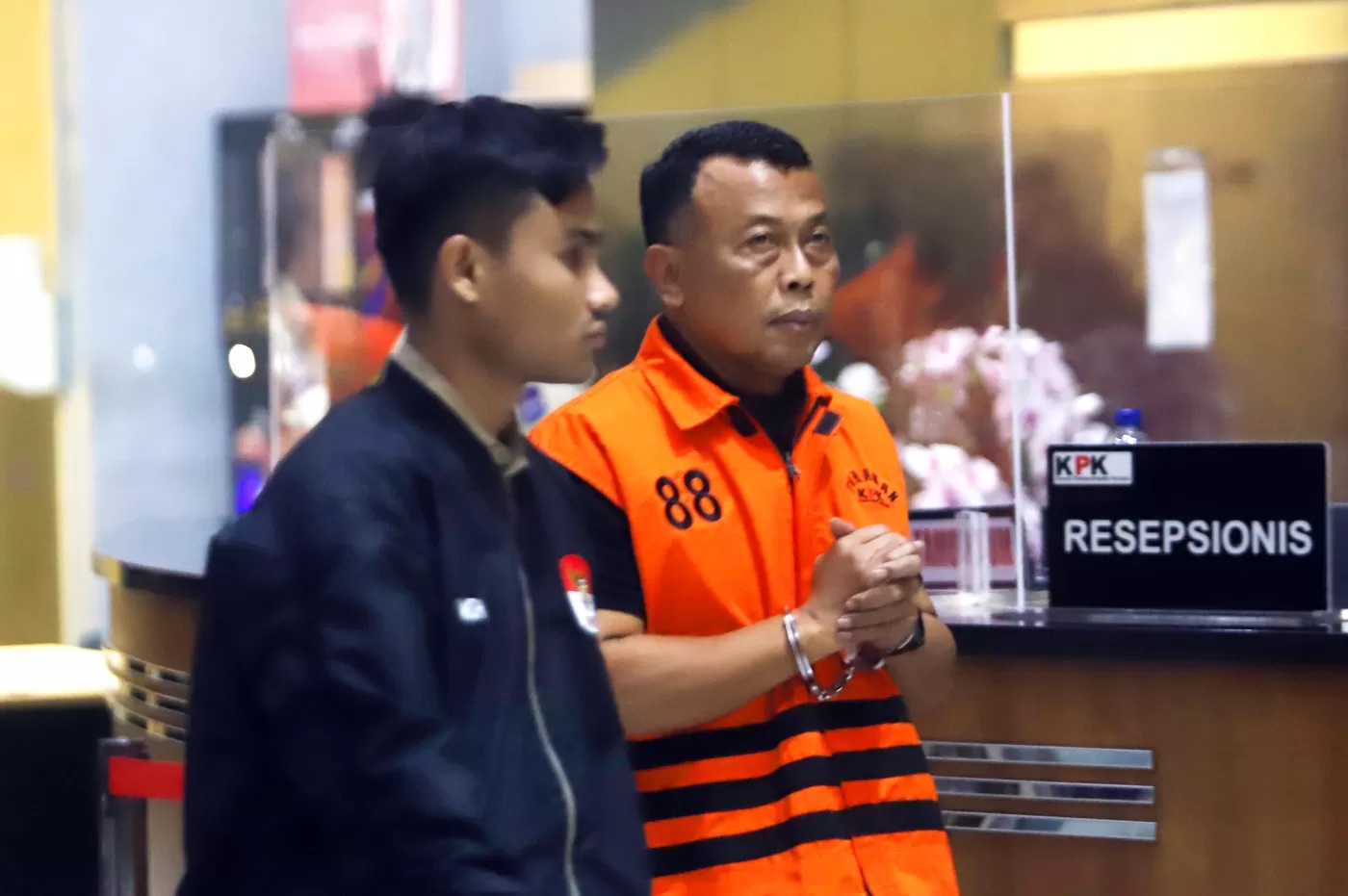 Bupati Ponorogo Sugiri Sancoko saat akan dimasukan ke dalam Rumah Tahanan. (Dery Ridwansah/ JawaPos.com)