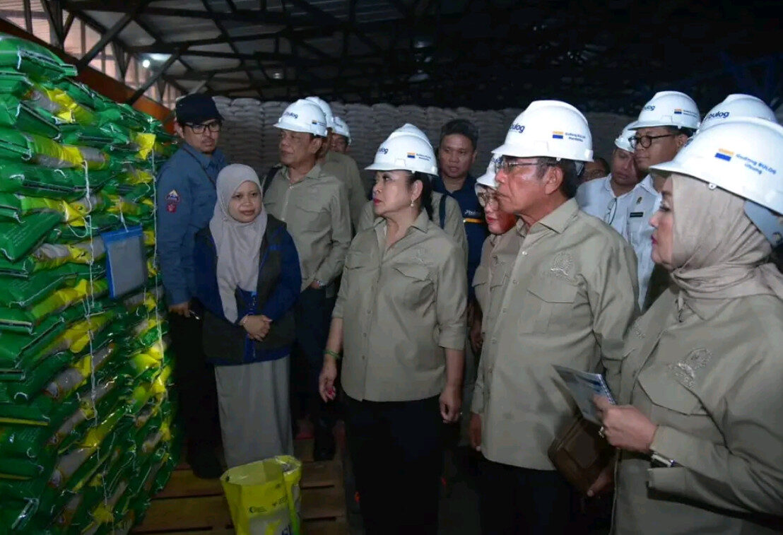 Tim Komisi IV DPR RI melakukan kunjungan kerja spesifik, meninjau kondisi kualitas dan ketersediaan stok beras di Gudang Bulog Mandalika, Cakranegara, Kota Mataram, Selasa (11/11).