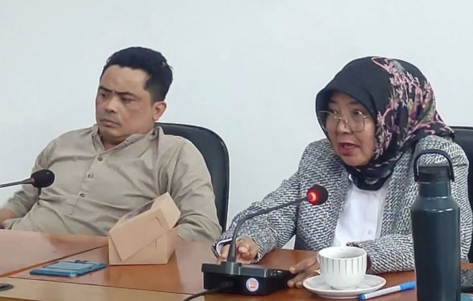 Ketua DPRD NTB Baiq Isvie Rupaeda didampingi Ketua Komisi I Mohammad Akri saat menerima hearing tenaga honorer Pemprov NTB, Selasa (11/11).
