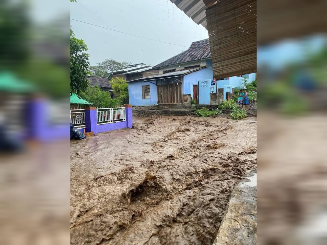 BENCANA ALAM: Akibat curah hujan dengan intesitas tinggi, banjir melanda pemukiman warga di salah satu desa, di Kabupaten Bima, Senin (10/11).
