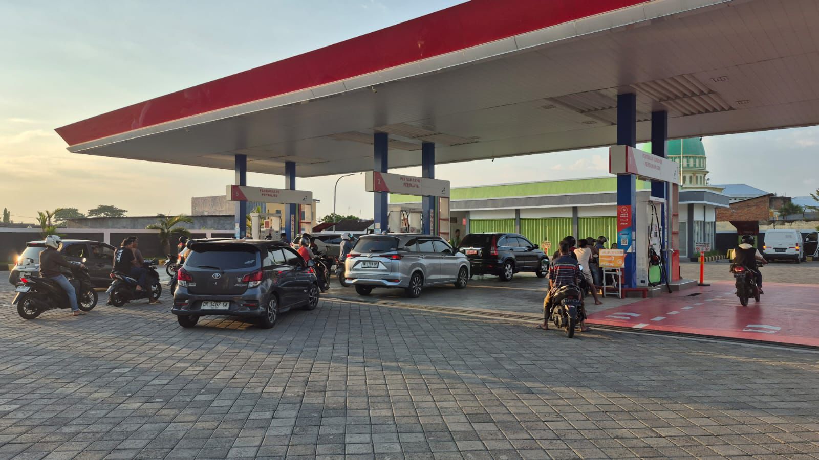 Pertamina atasi gangguan distribusi BBM di Lombok dengan alih suplai 320 KL Pertamax. Pasokan dipastikan aman & normal.