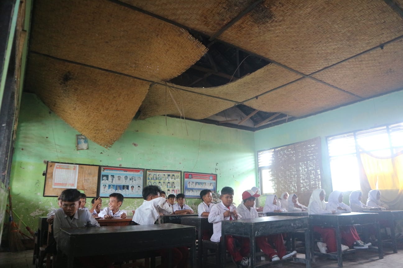 Puluhan siswa kelas V SDN 2 Batu Putik saat belajar di kelas yang kondisinya sudah sangat memprihatinkan karena termakan usia. Selasa (11/11).