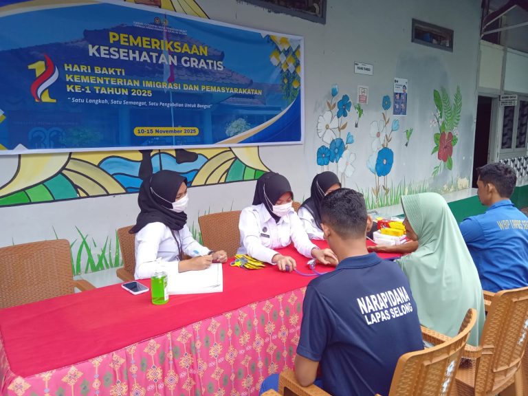 salah seorang warga binaan saat menjalani pemeriksaan bersama keluarga