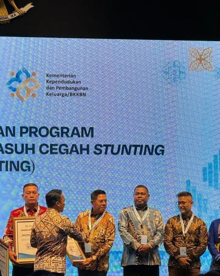 Bupati Lombok Timur Haerul Warisin saat menerima penghargaan pencegahan dan penurunan stunting.