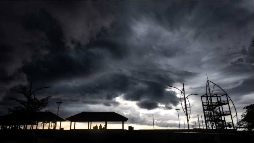 WASPADA: Sejumlah pengunjung sedang duduk di gazebo saat awan mendung di Pantai Loang Baloq Kota Mataram, beberapa waktu lalu. BMKG meminta masyarakat mewaspadai cuaca ekstrem yang berlangsung.