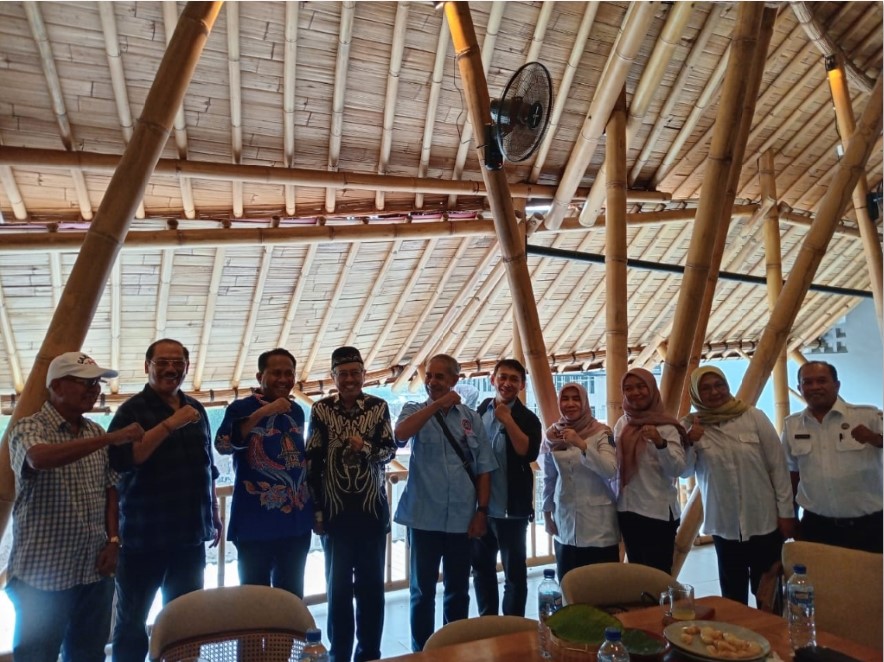 DISKUSI: Plt Kepala Disnakertrans NTB Muslim berfoto bersama dengan para pengusaha, akademisi, perwakilan Apindo, dan serikat pekerja usai pertemuan dengan dewan pengupahan di Mataram, Rabu (12/11).